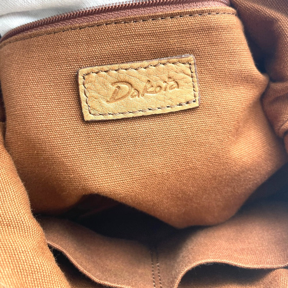 Dakota ダコタ ショルダーバッグ サコッシュ 斜め掛け レザー 正面ロゴ 型押し ベージュ ブラウン キャメル メンズ レディース